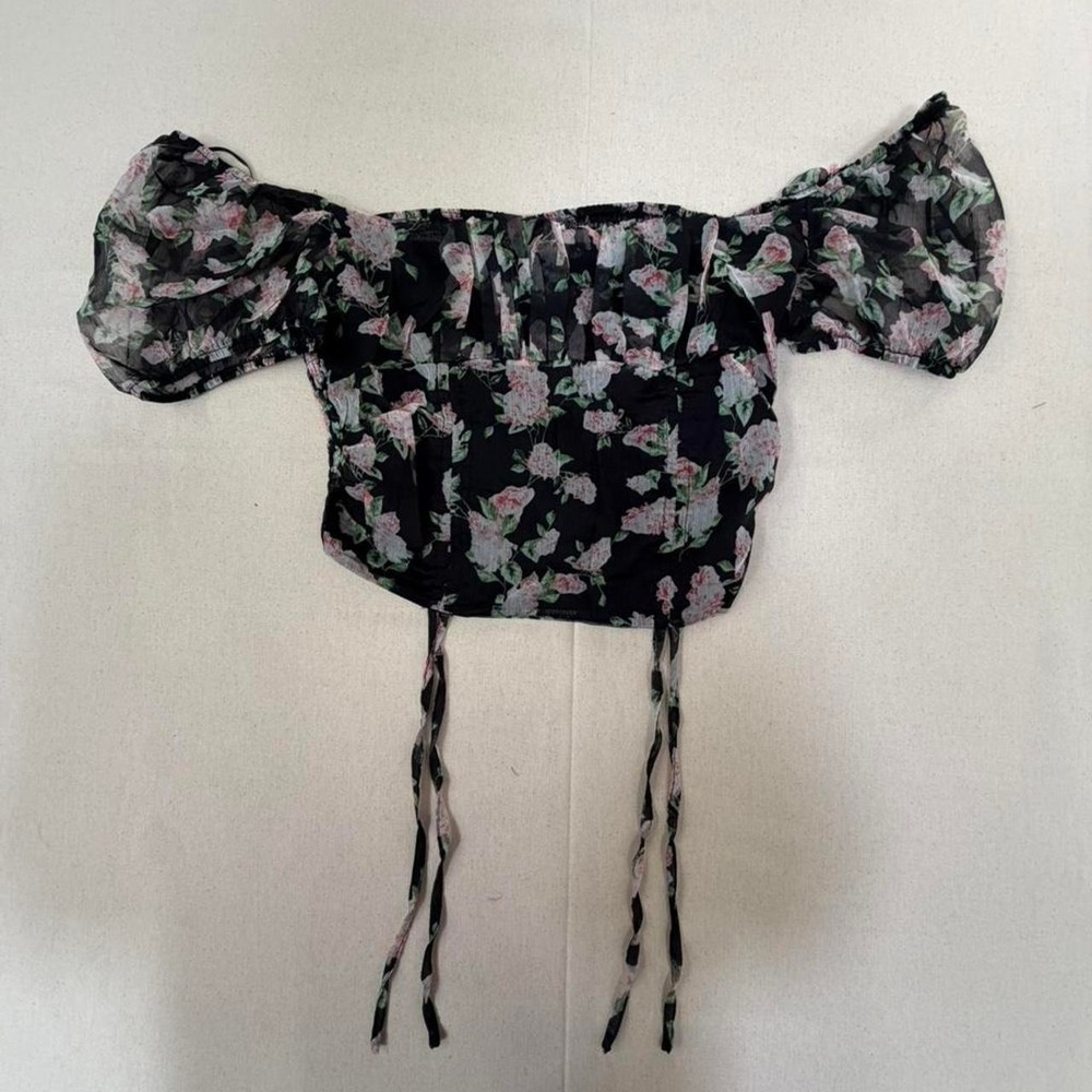 Black floral crop‎ top